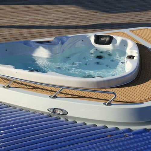 בריכת שחייה  YACHT POOL